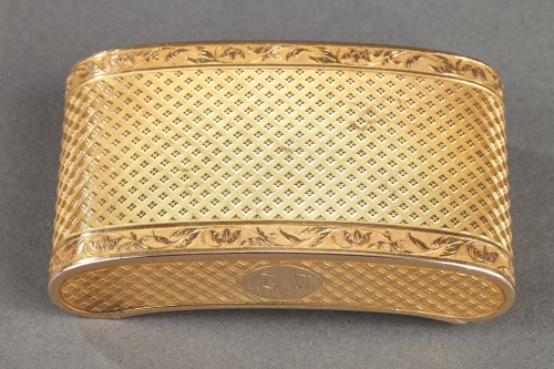 Objects of Vertu  - Early 19th Century curved snuff box