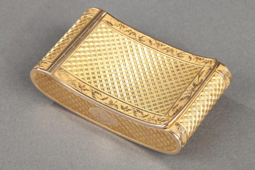 Early 19th Century curved snuff box - 