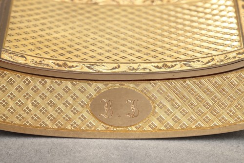 Restauration - Charles X - Early 19th Century curved snuff box