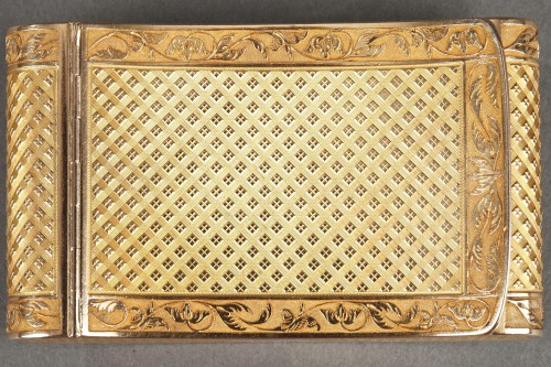 Antiquités - Early 19th Century curved snuff box