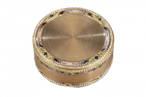 Gold and enamel 18th century circular box