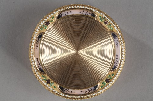 Boite ronde en or, émail imitation agate herborisée XVIIIe siècle - Objets de Vitrine Style Louis XVI
