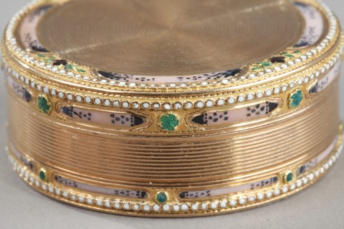 Boite ronde en or, émail imitation agate herborisée XVIIIe siècle - Ouaiss Antiquités