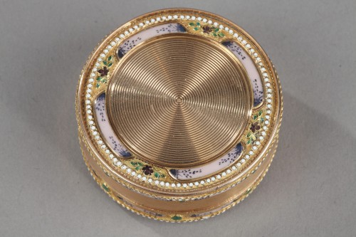Boite ronde en or, émail imitation agate herborisée XVIIIe siècle - Louis XVI