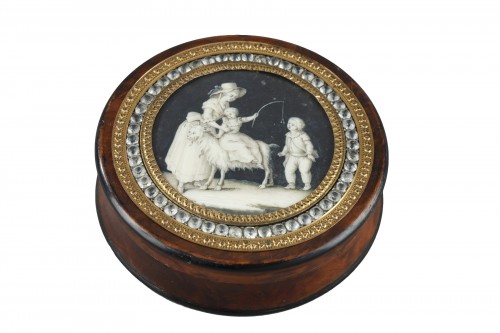 18th century box with miniature painted in grisaille