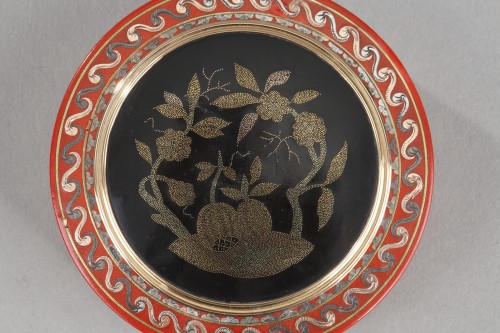 Louis XV - Varnish and gold pique-work box mid-18th century