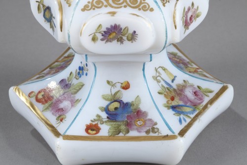 19th century - Mid-19th century opaline flask with bouquet of flowers