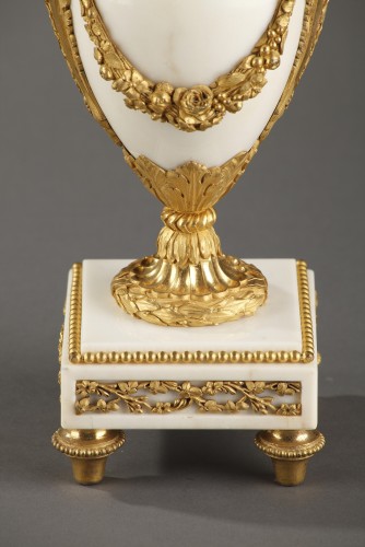 Antiquités - Paire de candélabres en marbre et bronze doré d'époque Louis XVI