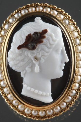 Antiquités - Camée sur agate, or et demi perles