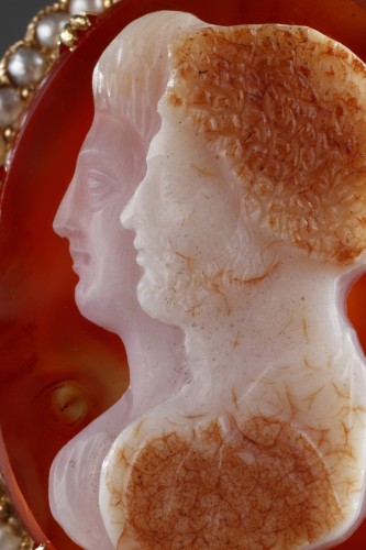 Antiquités - Camée sur agate, monture or et demi perles