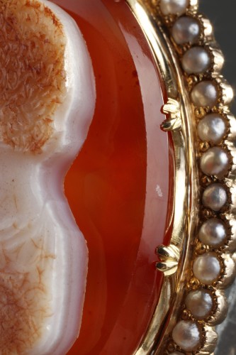 Antiquités - Camée sur agate, monture or et demi perles