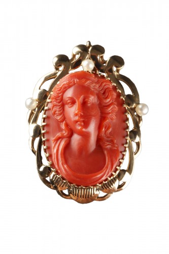 19th century Gold and Coral Brooch Pendant 