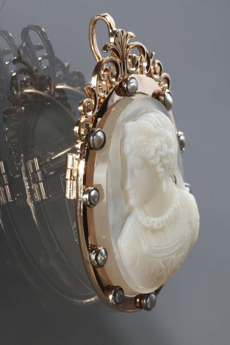 Portrait of a woman Cameo set in gold and pearls in its case - Ref