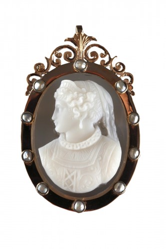 Gold Brooch with Agate Cameo and Pearls