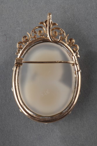 Antique Jewellery  - Gold Brooch with Agate Cameo and Pearls