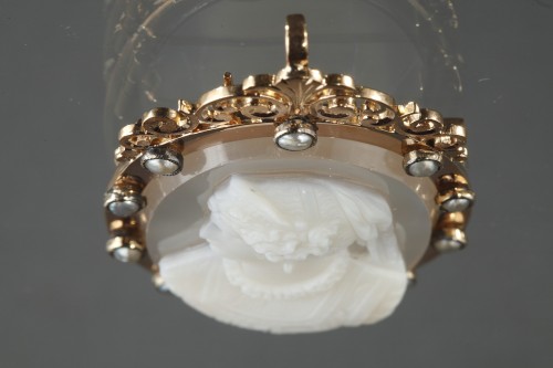 Antiquités - Gold Brooch with Agate Cameo and Pearls