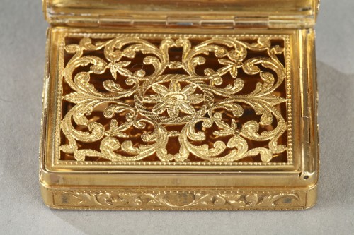 XIXe siècle - Vinaigrette en or repoussé et ciselé sur fond d’or amati