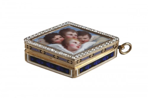 Diamond-shaped vinaigrette with enameled gold and bordered with pearls