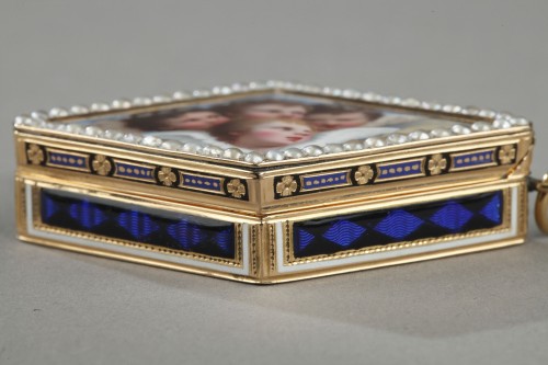 Diamond-shaped vinaigrette with enameled gold and bordered with pearls - 