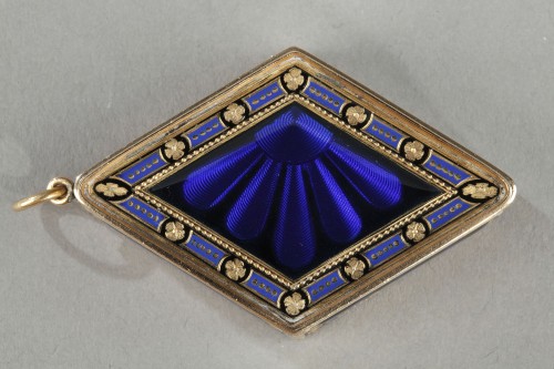 18th century - Diamond-shaped vinaigrette with enameled gold and bordered with pearls