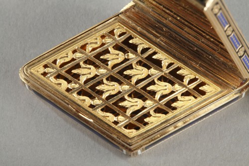 Antiquités - Vinaigrette en or émaillé et sertie de demi-perles