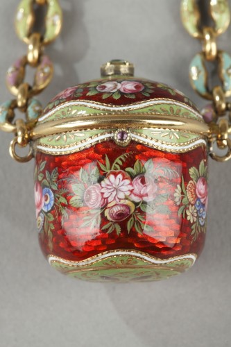 An early 19th century gold and enamel vinaigrette, chain, and ring - 