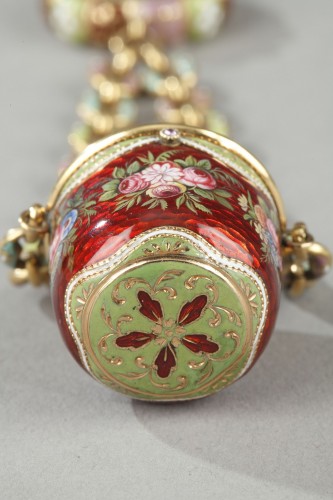 Restauration - Charles X - An early 19th century gold and enamel vinaigrette, chain, and ring