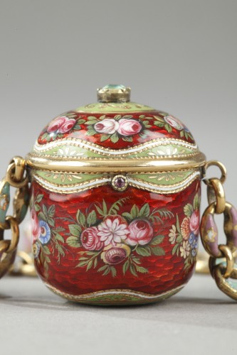 Antiquités - An early 19th century gold and enamel vinaigrette, chain, and ring