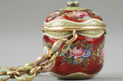 Antiquités - An early 19th century gold and enamel vinaigrette, chain, and ring