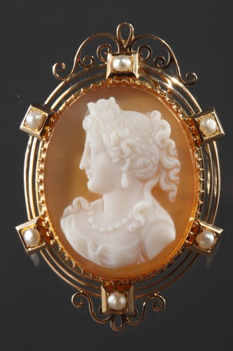 Cameo on orange-pinkagate featuring a young woman - Antique Jewellery Style Napoléon III