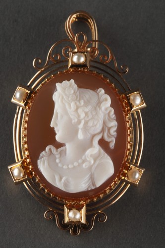 Antique Jewellery  - Cameo on orange-pinkagate featuring a young woman