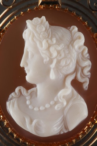 Antiquités - Cameo on orange-pinkagate featuring a young woman