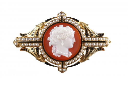 Broche en or, demi-perles et émail ornée d'un camée sur agate