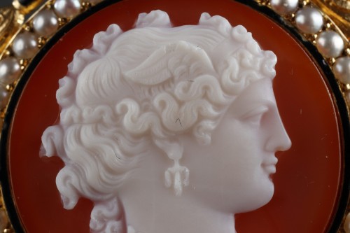 Broche en or, demi-perles et émail ornée d'un camée sur agate - Napoléon III