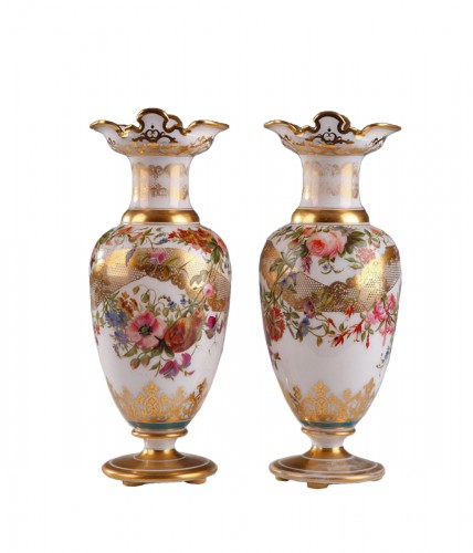 Paire de vases en opaline blanche