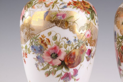 XIXe siècle - Paire de vases en opaline blanche