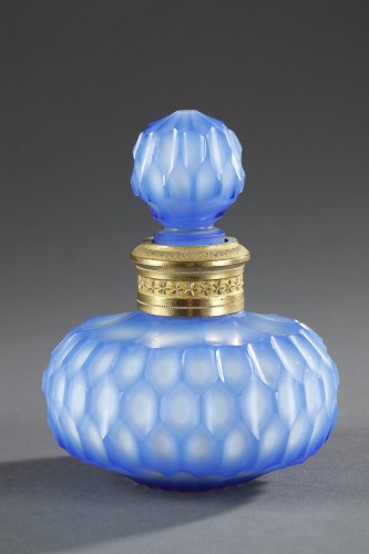 Flacon en opaline blanche et bleue - Verrerie, Cristallerie Style Restauration - Charles X