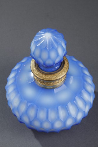 XIXe siècle - Flacon en opaline blanche et bleue