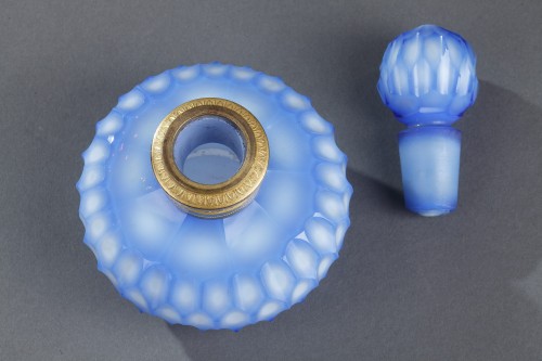 Antiquités - Flacon en opaline blanche et bleue
