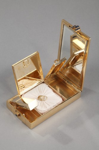 Antiquités - A square gold vanity case box by Cartier
