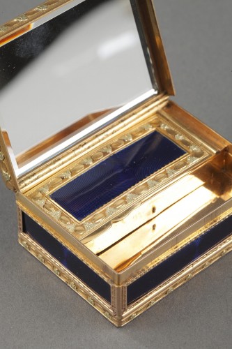 Antiquités - A Louis XV Gold and enamelled toiletries case circa 1771