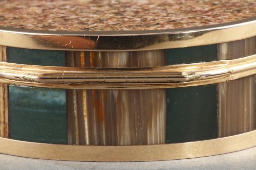 Antiquités - Tabatière or, agate, pierres dures circa 1790