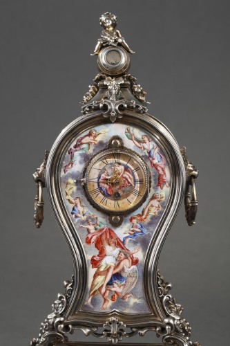 Horlogerie Pendule - Pendulette de bureau en argent et émail, travail viennois du XIXe siècle