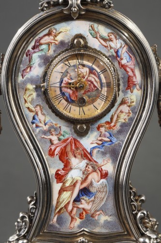 Antiquités - Pendulette de bureau en argent et émail, travail viennois du XIXe siècle