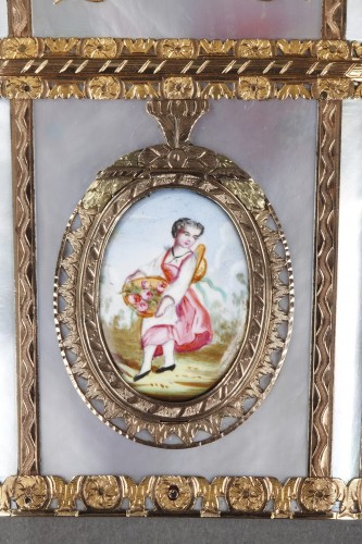 XIXe siècle - Carnet de bal en or, nacre et émail avec système secret XIXe siècle
