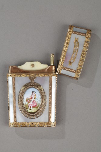 Carnet de bal en or, nacre et émail avec système secret XIXe siècle - 
