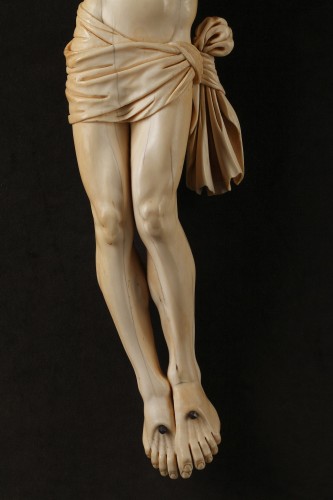 18th century - A 18th century carved ivory figure of the crucified christ 