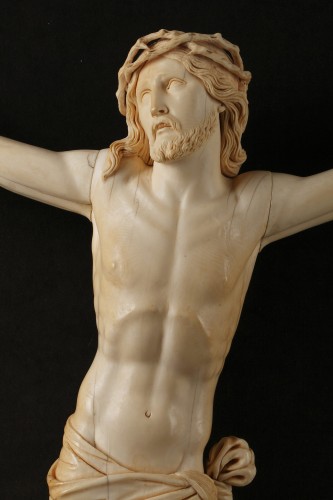 Louis XVI - A 18th century carved ivory figure of the crucified christ 