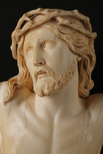 Antiquités - A 18th century carved ivory figure of the crucified christ 