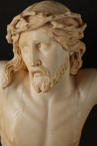 Antiquités - A 18th century carved ivory figure of the crucified christ 